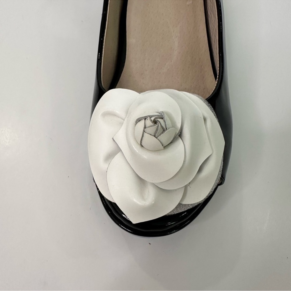 Taryn Rose Tri-Star Black Patent White Rose Wedge Sandals NWT Women’s Size 9 - Picture 6 of 11